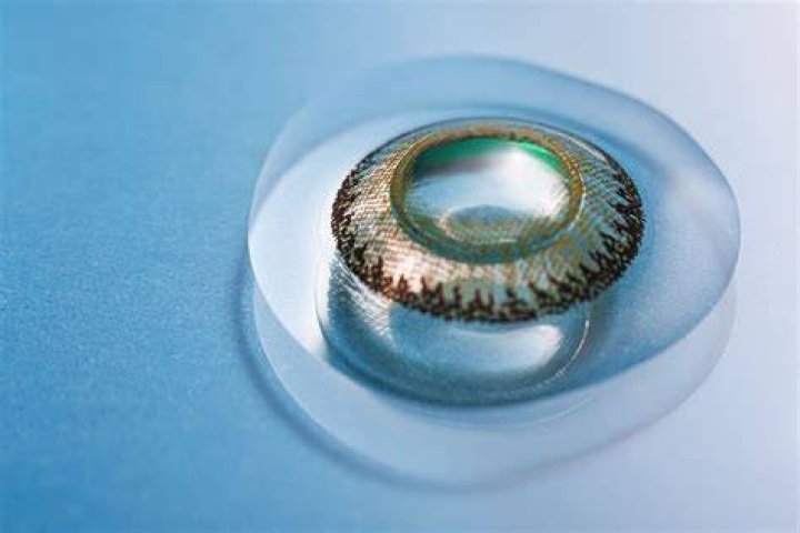 コンタクトレンズが取れない時の対処法 痛みを避けて安全に外すには