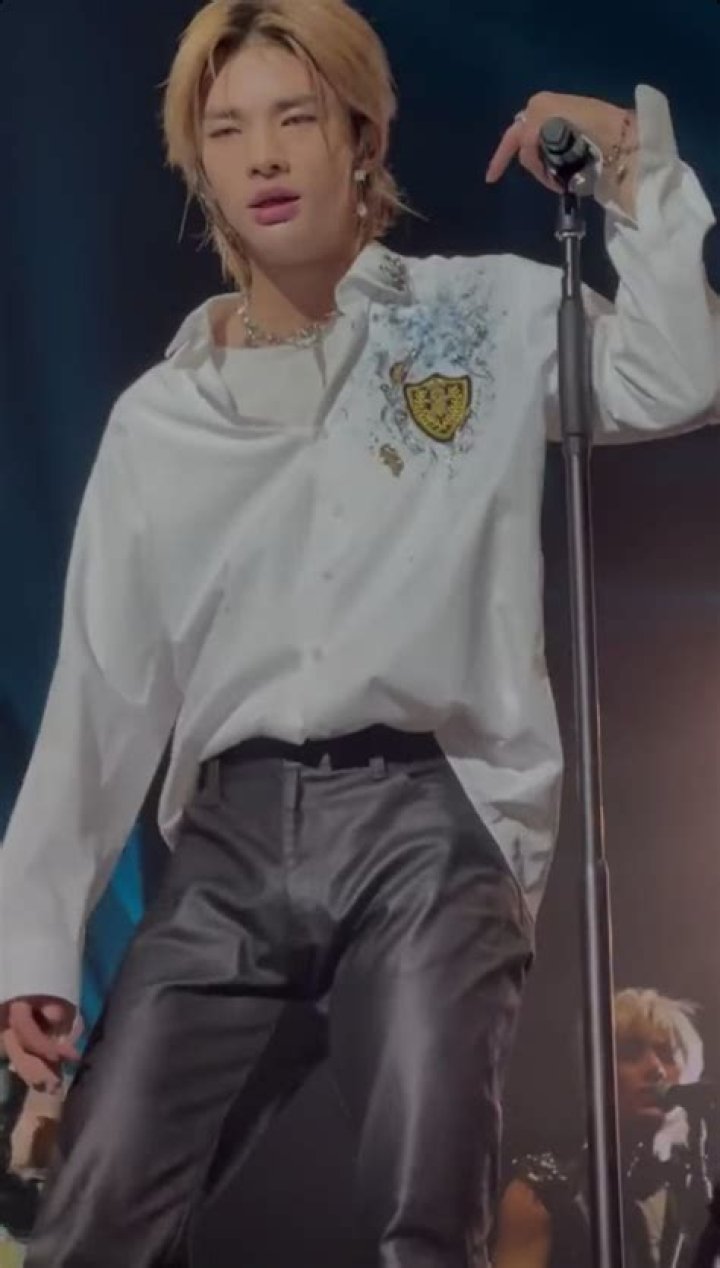 hyunjin adjusting his pants in the usa の文脈を探すイメージ